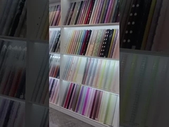 工場 で の 花 の 包装 紙 の 新しい デザイン