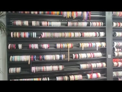 花 の 包み と 贈り物 の 包み の リボン