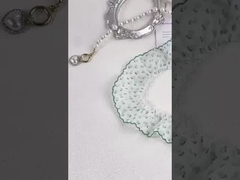 小さな花色のプレッドスカートの端に織り込まれたテープ