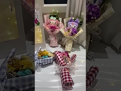 バレンタインデーと中秋祭りのプレゼント: キュロミ人形,バラ束,石けん,花,日差し