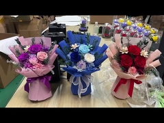 アレンティンの日 保存されたバラと氷の青い氷の花束を 恋人と親友のために