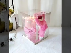 卒業式には クラスメイトや先生に ストロベリーベア人形やバラ束や