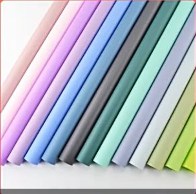 購入 花の包装溶液 固形プラスチックセルロファンの包装付きの防水紙 オンライン製造