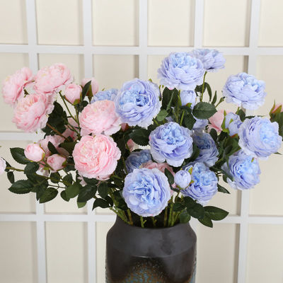 良い価格 ホテルのリビングルームは,人工のピオニアを特徴とする花のアレンジメントで飾られています. オンライン