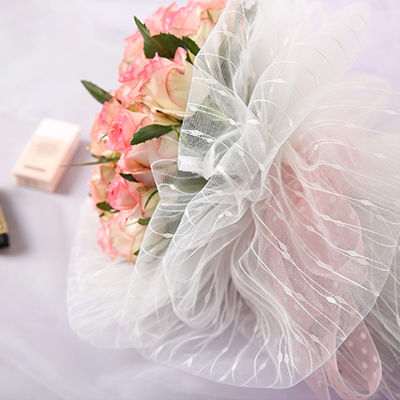 購入 縞のDecoの花屋の包装紙点が付いている50cmx10Yポリエステル網ロール オンライン製造