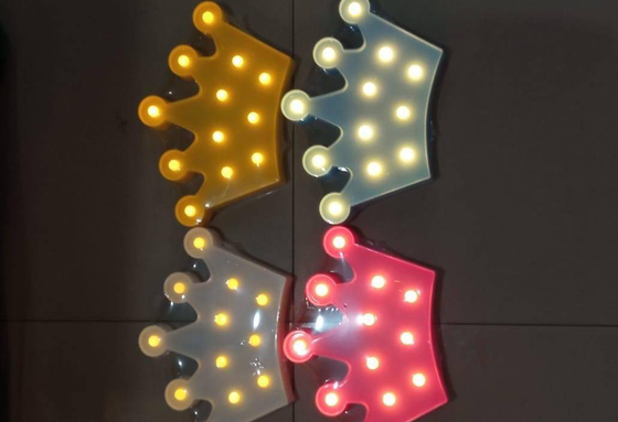 良い価格 LEDの王冠の利用できる定形誕生会の装飾項目さまざまなサイズ オンライン