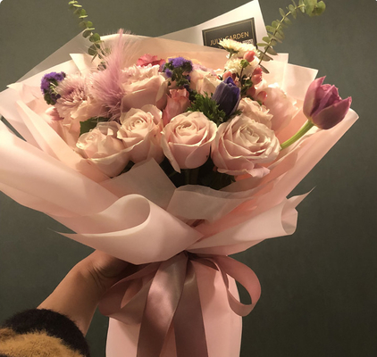 良い値段 花の包装のための韓国の半透明なプラスチック花束のギフトの包装紙 オンライン