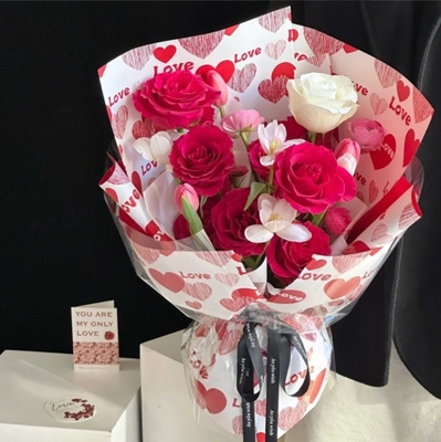 良い価格 バレンタインデー 心の愛 ユーイン紙 花束 防水厚紙 花のアート紙 花屋の包装材料 オンライン