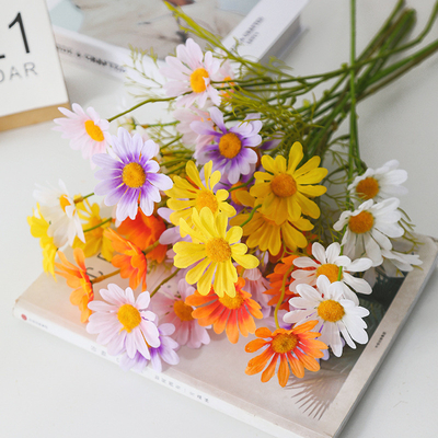 良い価格 模擬花のカモミール装飾 偽りの花のモール リビングの装飾 花の花束 プラスチック製の乾燥花のテーブル装飾 小さい百合花 オンライン