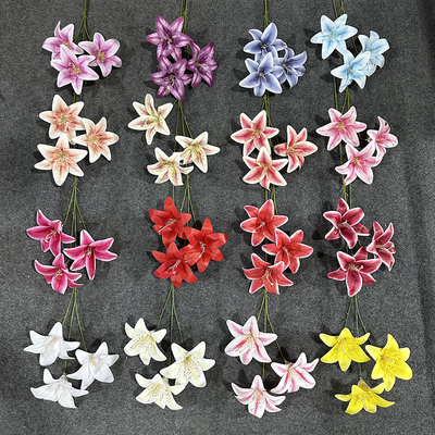 良い価格 純粋な3頭の百合のシミュレーション 人工の人工花束 シルクの花 人工のプラスチック花 リビングルームの装飾 結婚式の花飾り オンライン