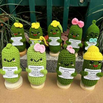 良い価格 Cute Positive Energy Emotional Cucumber Pickle Doll Hand-Knitted Crochet Doll Stress Relief Creative Gift Amigurumi Handmade Toy オンライン