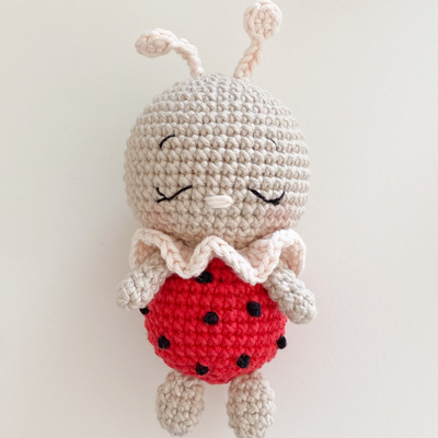 良い価格 Cute Mini Crochet Baby Ladybug Toy Soft Amigurumi Bee Doll with Organic Cotton Fabric PP Cotton Filling Mesh Lining オンライン