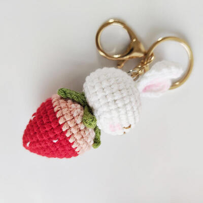 良い価格 クラッチ ストロベリー うさぎ キーチェイン クリエイティブ ニット 織り 手作り 可愛い ウサギ 胡?? 卜 人形 バッグ アクセサリー オンライン